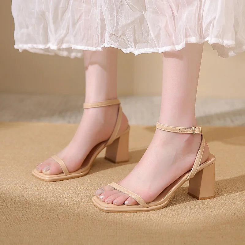 Elegante Damen Sandalen mit Blumen & Blockabsatz