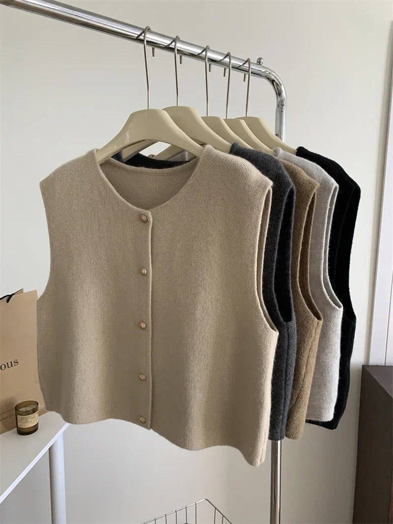 Damen Strickweste – Goldknopf | Ärmelloser Cardigan
