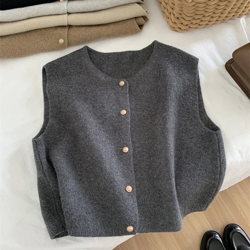 Damen Strickweste – Goldknopf | Ärmelloser Cardigan