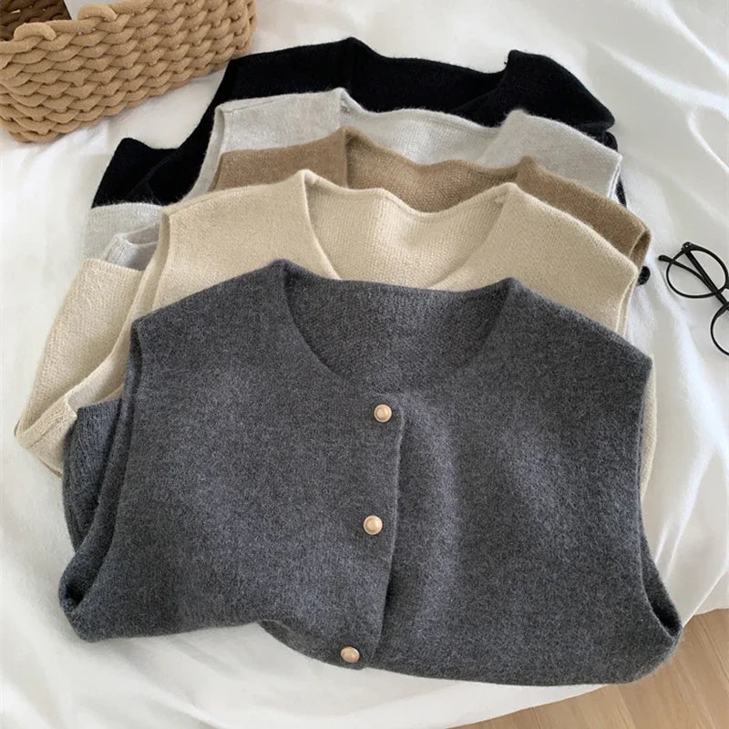 Damen Strickweste – Goldknopf | Ärmelloser Cardigan